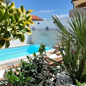 Apartment Bella, Vir