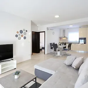 Apartment Lisac, Vir