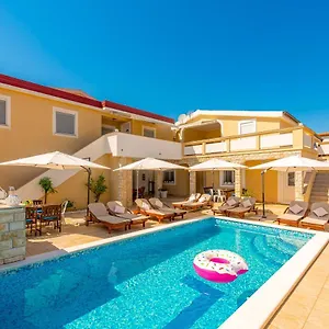 Apartment Karmen - Poolhouse, Vir