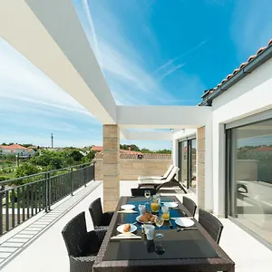 Apartment Mirakul, Vir