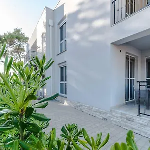 Apartment Adriatic, Vir